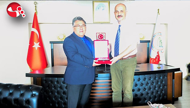 Rektör Özölçer, emekliye ayrılan akademisyeni ağırladı