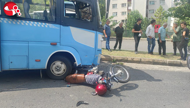 Minibüsle motosiklet çarpıştı!