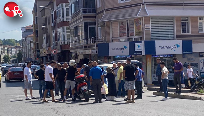 Motosikletle otomobil çarpıştı!