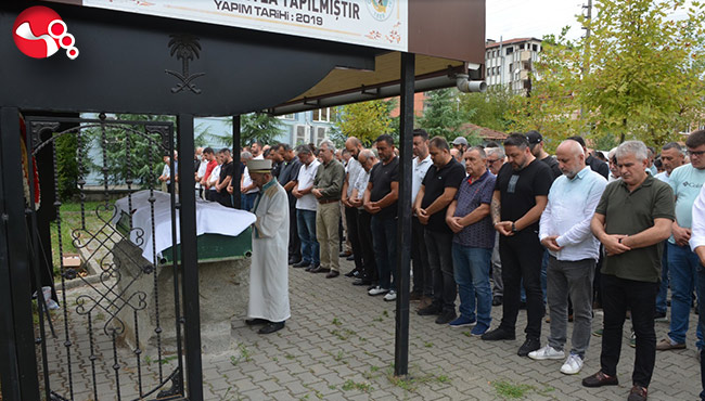 Balkonda ölü bulunan genç toprağa verildi