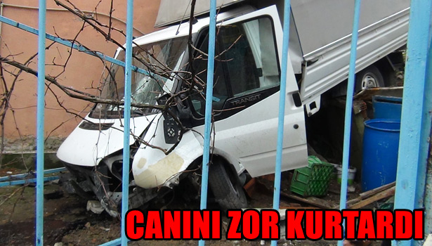 SÜRÜCÜ, YAN KOLTUĞA ATLAYARAK HAYATTA KALDI