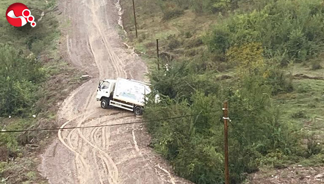 Çöp kamyonu çamura saplandı
