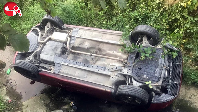 Kontrolden çıkan otomobil dereye uçtu