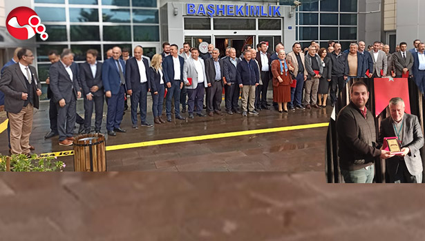 İş insanları plaket töreninde bir araya geldiler