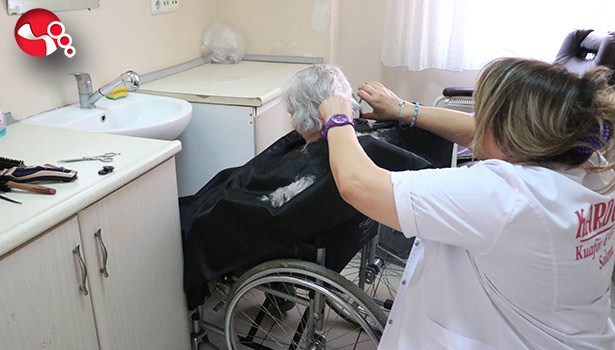 Gönüllü Kuaför alkışı haketti