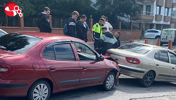 Otomobiller çarpıştı, çocuk yaralandı