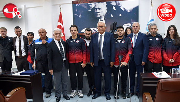 BELEDİYE MECLİSİ, OTURARAK VOLEYBOL TAKIMINI ÖDÜLLENDİRDİ!