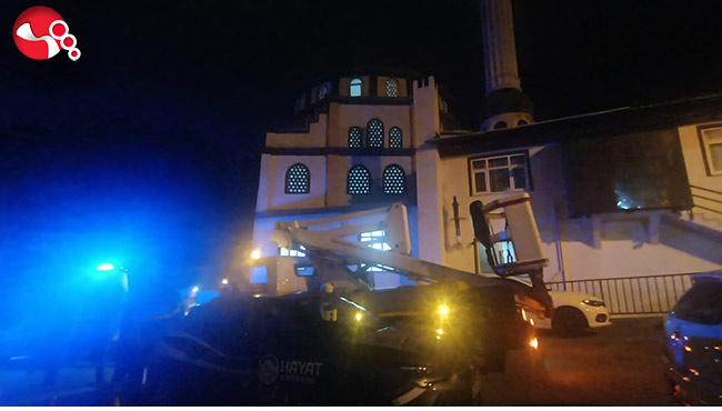 Caminin kubbesinde yangın!