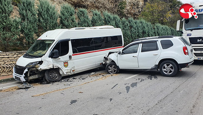 Servis aracıyla cip çarpıştı: Yaralılar!..