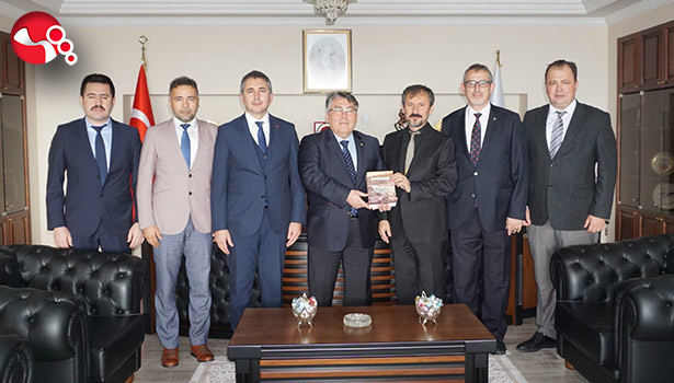 “Antik Çağdan Cumhuriyete Bir Kentin Tarihi” kitabını Rektör Özölçer’e takdim ettiler