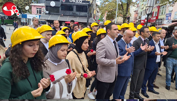 Üniversite öğrencileri Amasra'da ölen 41 işçi için dua ett