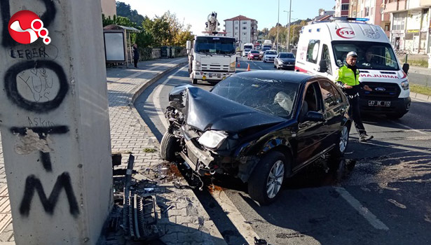 Üst geçit direğine çarparak durabildi!..