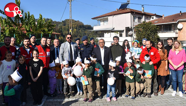 Kızılay hem eğlendirdi hemde afet ve ilk yardım eğitimi verdi