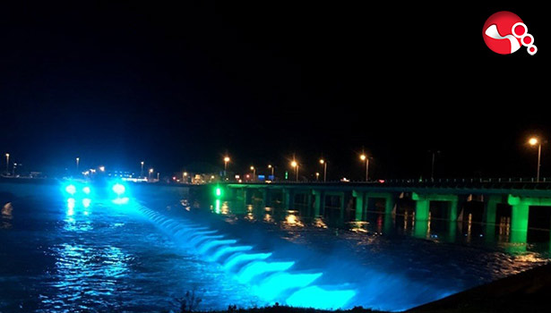 Genç adam köprüye çıktı