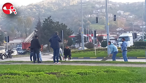 Saclar yola savruldu