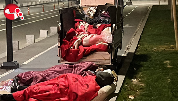 Evlerine giremeyen vatandaşlar sokaklarda sabahladı