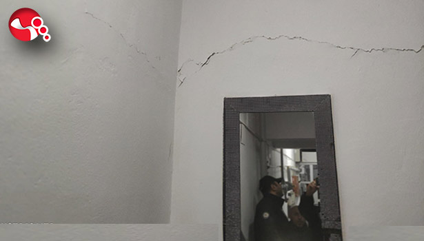 Gün ağarınca depremin izleri...