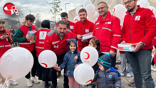 Kızılay depremzede çocuklara moral verdi