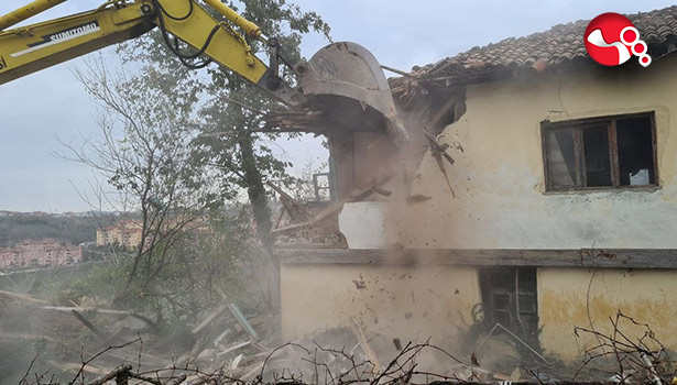 Metruk binalar yıkılıyor...