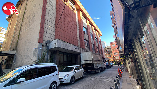 2 metrelik boşluğa düştü