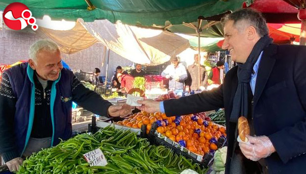 AK Partililer vatandaşlara simit dağıttı