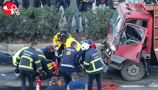 Kamyonet hurdaya döndü