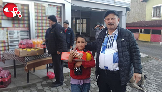 Köy Muhtarı yılın son gününde hediye dağıttı