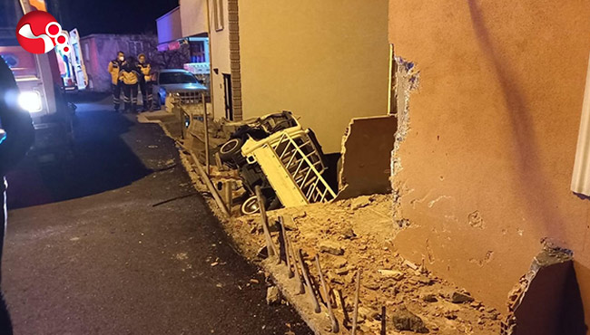 Kamyonet boşluğa düştü