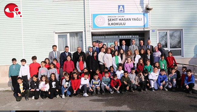 Bakan Özer, minik yazarlara teşekkür etti