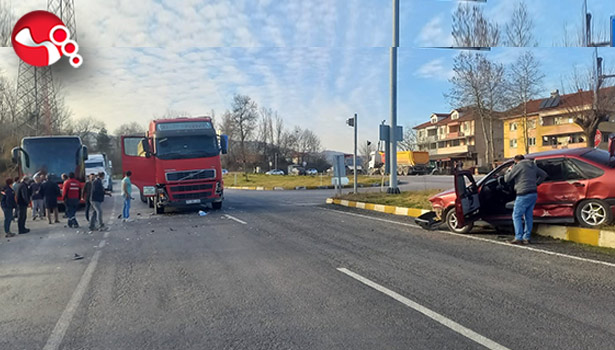 İş Kamyonuyla Otomobil çarpıştı