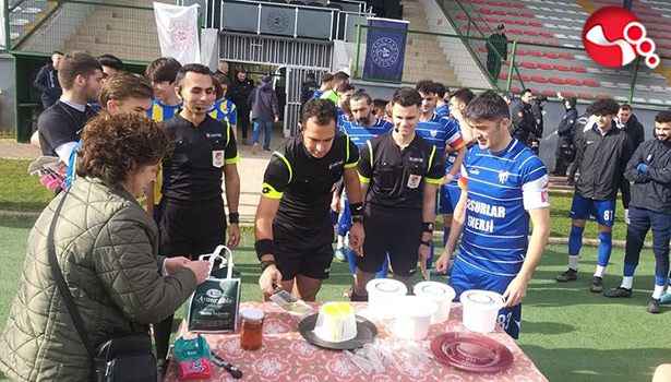 Maça çıkan takımlara ballı manda yoğurdu yedirdiler