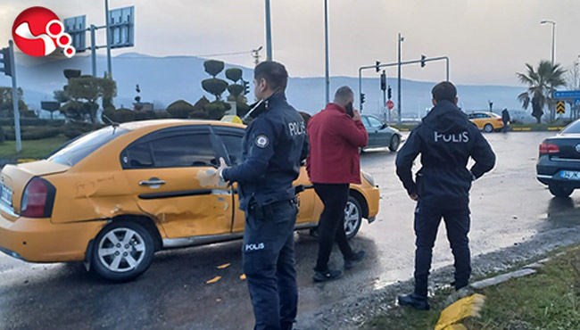 Kavşakta çarpıştılar