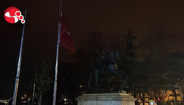 Bayraklar yarıya indirildi