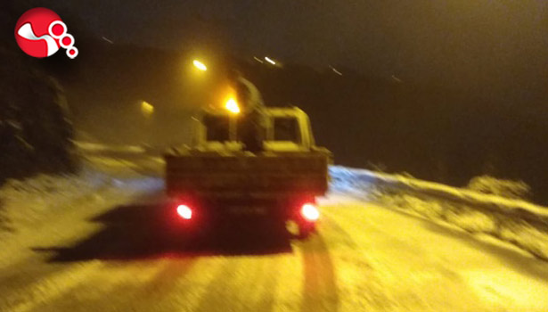 Buzlanmaya karşı tuzlama çalışmaları...