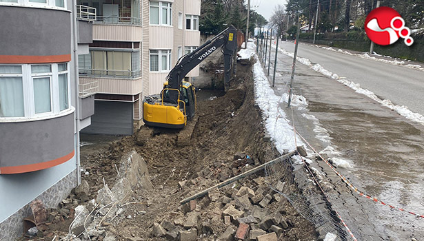 İstinat duvarı çöktü