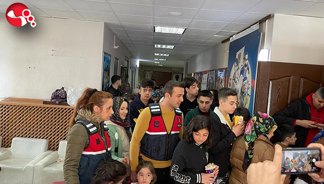 Jandarmadan depremzede çocuklara moral filmi