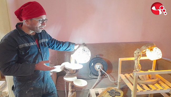 Boş vakitlerinde odunlara şekil veriyor