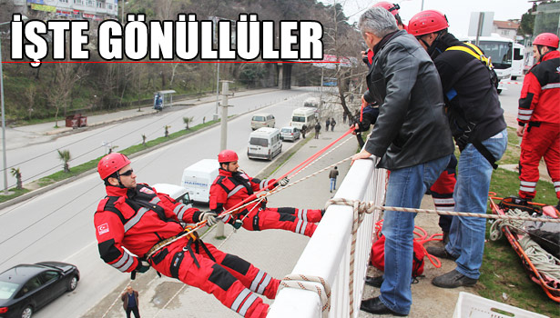 GÖNÜLLÜ İTFAİYECİLER'DEN 15 METREDEN İPLE İNİŞ GÖSTERİSİ