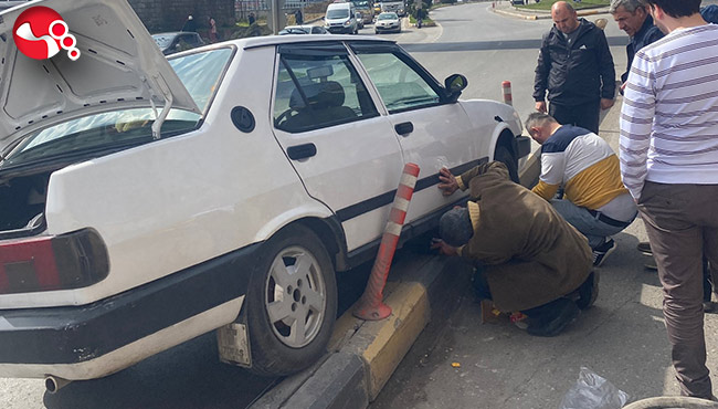 Kontrolden çıkan otomobil refüje çıktı