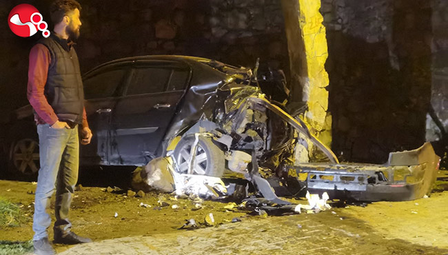 Kontrolden çıkan otomobil garajdaki aracı hurdaya çevirdi