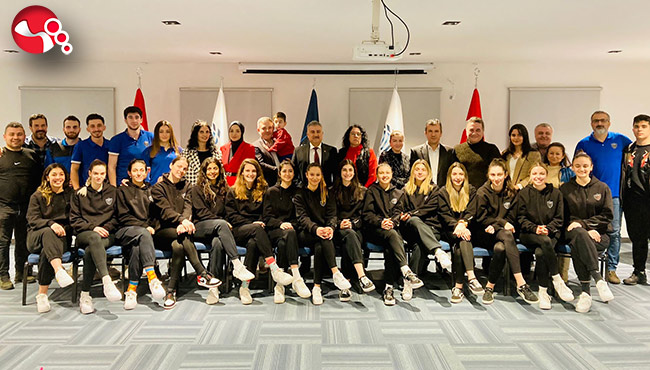 Takıma moral verdiler, kadınlar gününü kutladılar