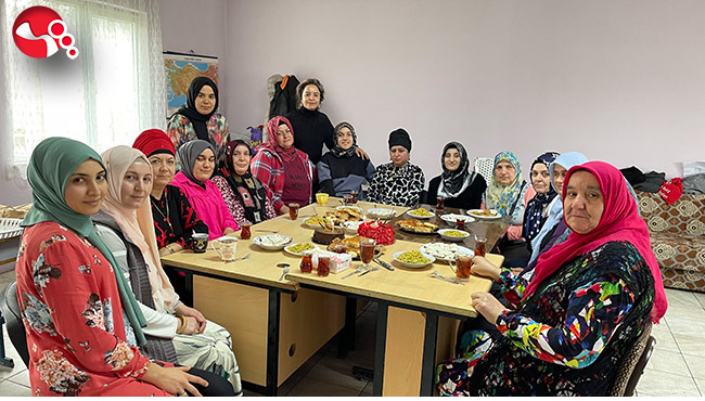 Kursiyerleri için 8 Mart'ta pasta kesti