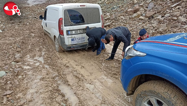 Aracıyla çamura saplandı!