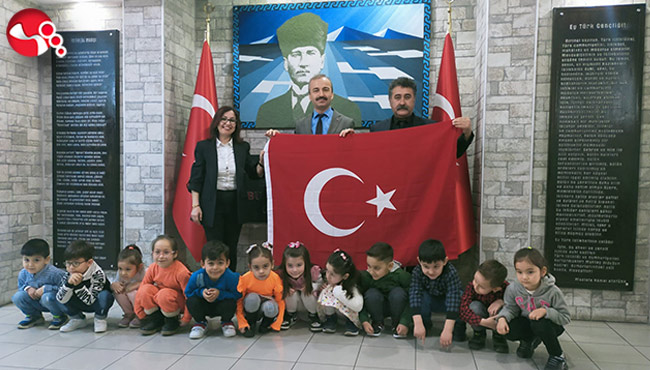 “Kutsal Emanet'”projesiyle Türk Bayrağını teslim ettiler