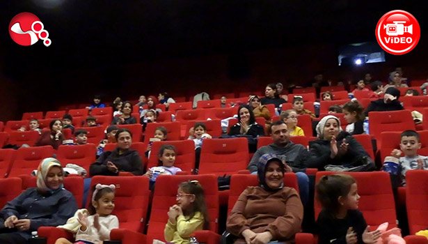 Depremzede çocukların sinema keyfi