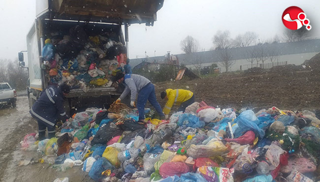 Tonlarca çöpün içinde aradı!..