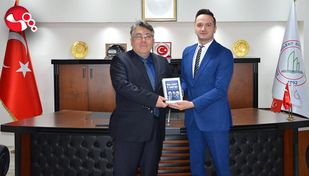 Dr. Çetin, kitabının 2. baskısını Rektör Özülçer’e takdim etti