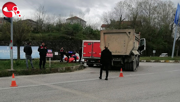 - İki kamyon kavşakta çarpıştı        (Fotoğraflı)        Gülcan Çolak      ZONGULDAK (İHA) - Zonguldak’ın Çaycuma ilçesi Saltukova beldesi çevre yolu