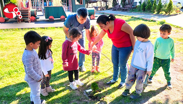 Depremzede öğrenciler için miniklerden fidan dikimi