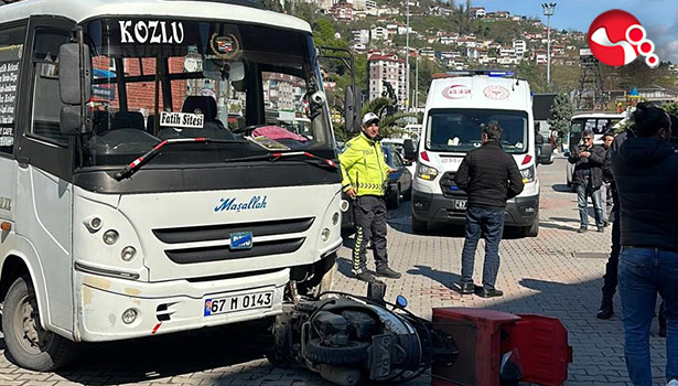 Minibüs Motokuryeye çarptı